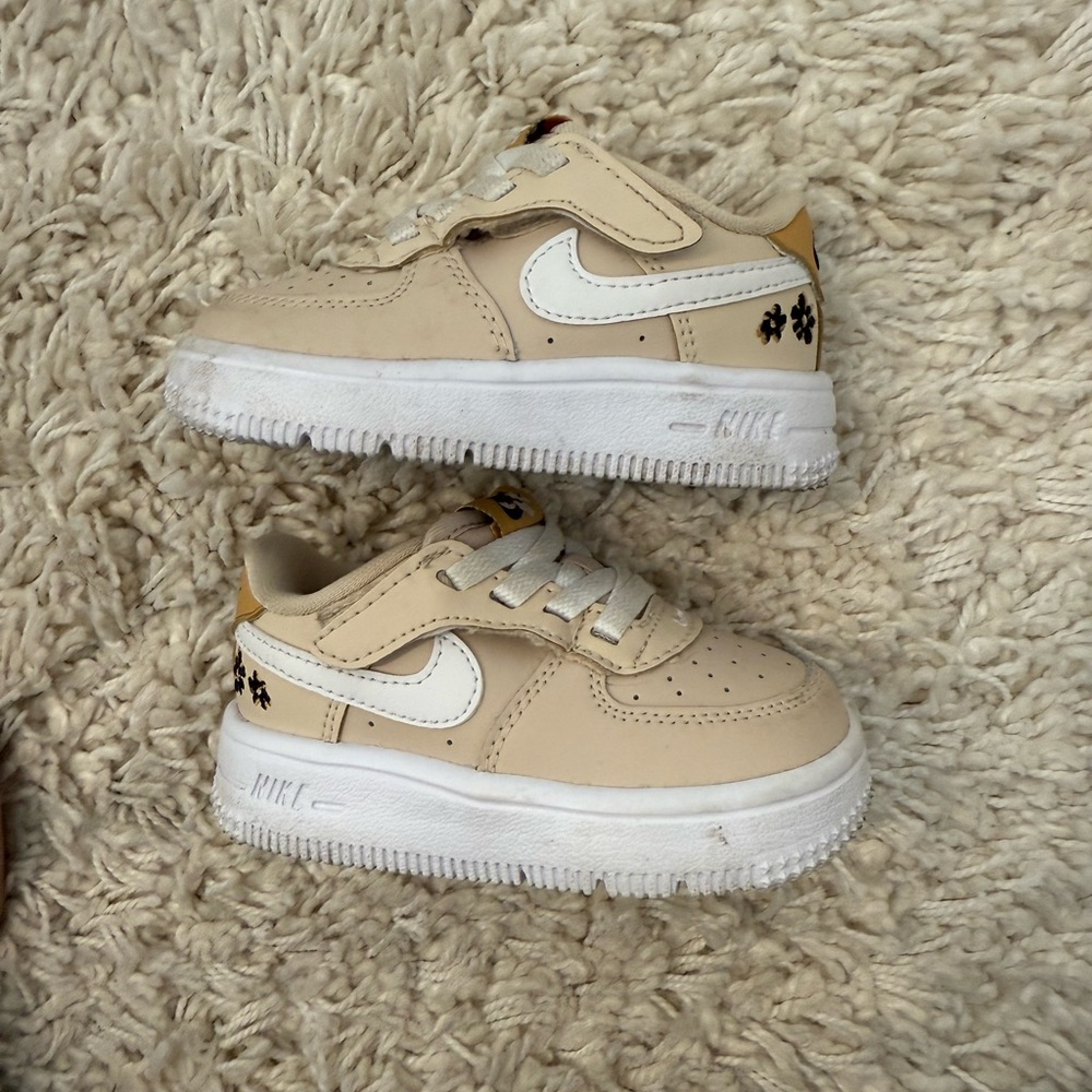 Nike Kids Tan Sneakers with White Swoosh